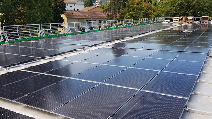 Schule Luchswiesen_ZH_Montage Flachdach MONTAPRO Energiemonteure Photovoltaik