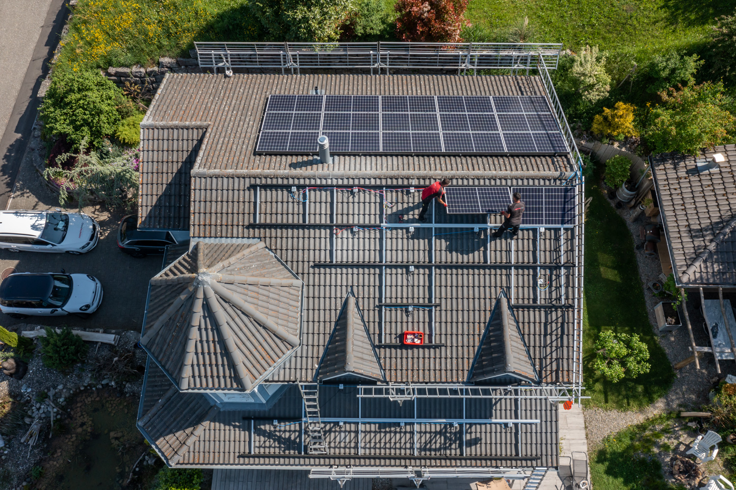 Montage-Solaranlage_EFH_Schraegdach_Vogelperspektive_MONTAPRO_Energiemonteure_Brugg_Aargau